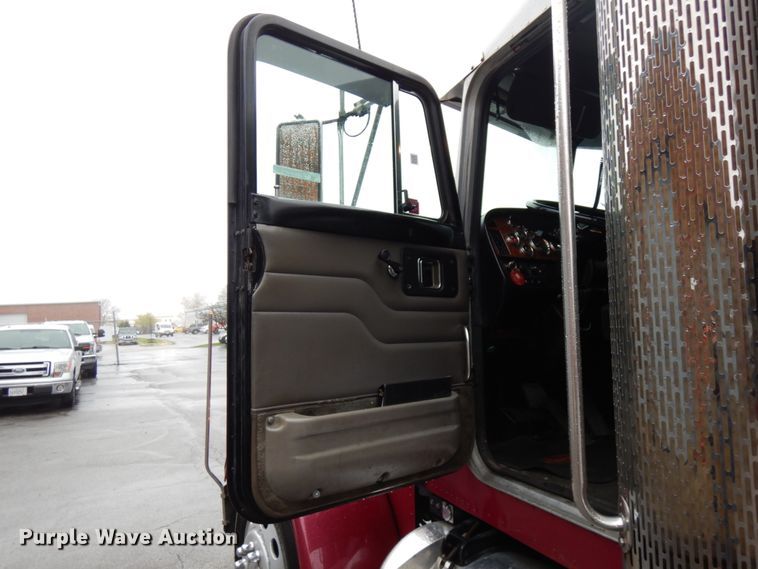 image for item HD9116 2004 Peterbilt 379  semi truck