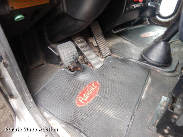 image for item HD9116 2004 Peterbilt 379  semi truck