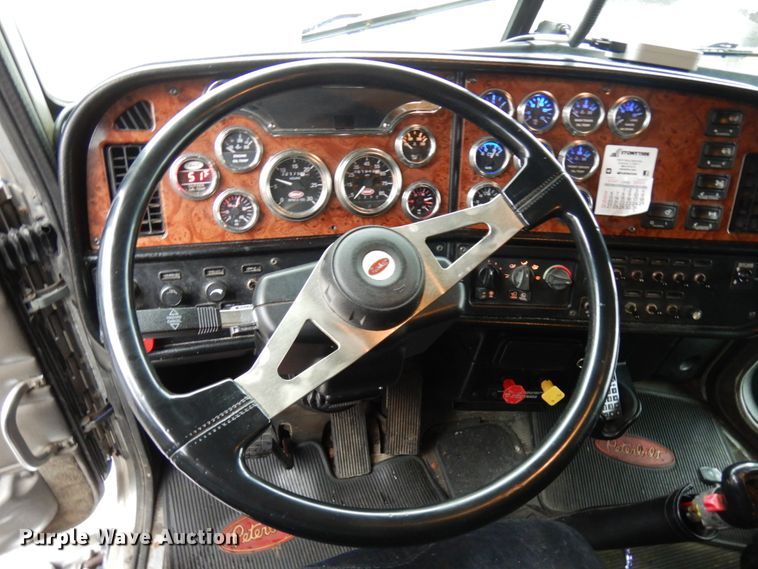 image for item HD9116 2004 Peterbilt 379  semi truck