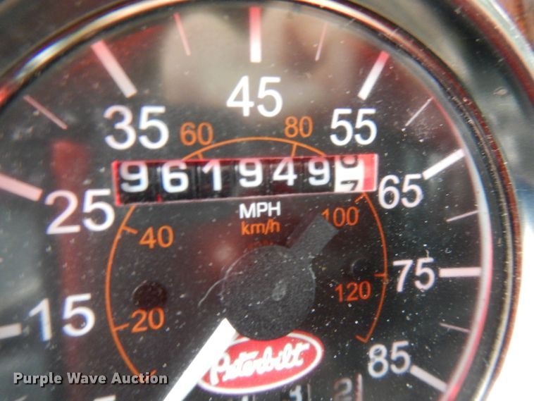 image for item HD9116 2004 Peterbilt 379  semi truck