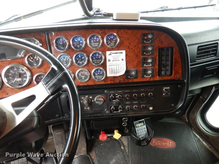 image for item HD9116 2004 Peterbilt 379  semi truck