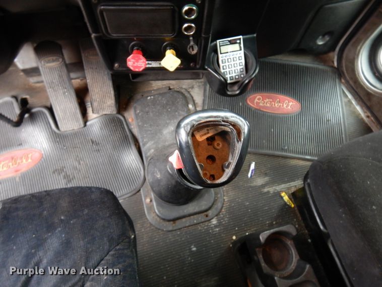 image for item HD9116 2004 Peterbilt 379  semi truck