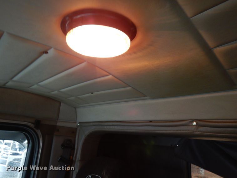 image for item HD9116 2004 Peterbilt 379  semi truck