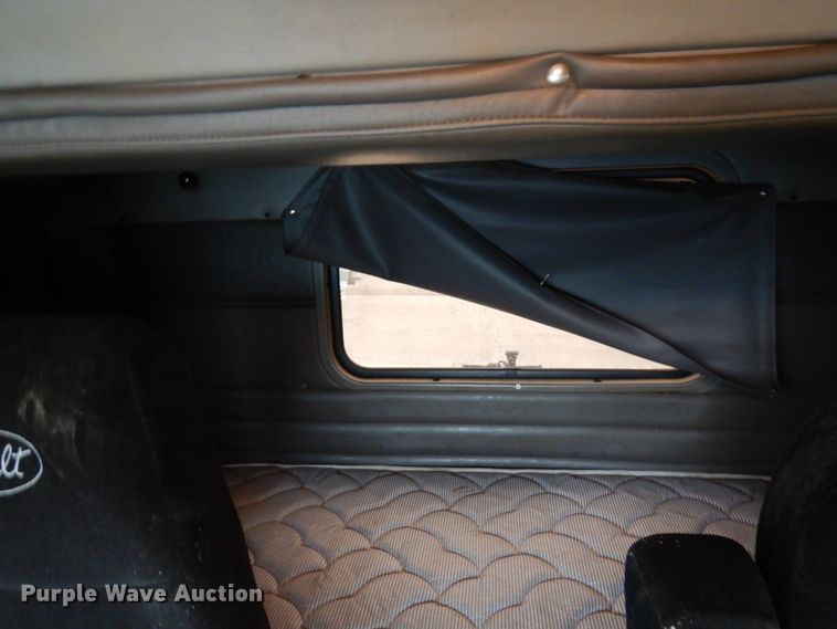 image for item HD9116 2004 Peterbilt 379  semi truck