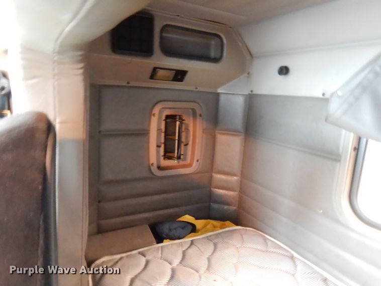 image for item HD9116 2004 Peterbilt 379  semi truck