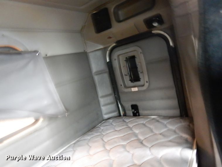 image for item HD9116 2004 Peterbilt 379  semi truck