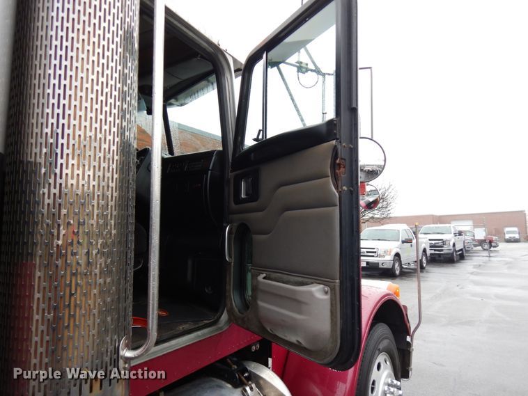 image for item HD9116 2004 Peterbilt 379  semi truck