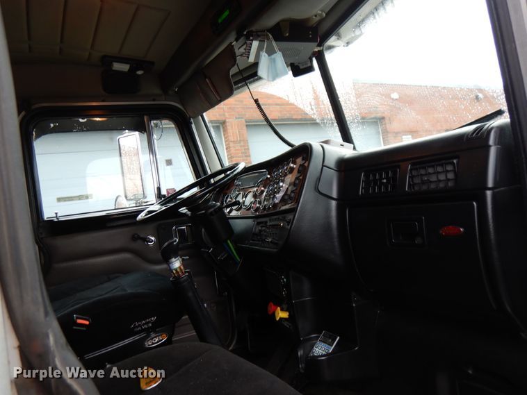 image for item HD9116 2004 Peterbilt 379  semi truck