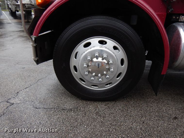 image for item HD9116 2004 Peterbilt 379  semi truck