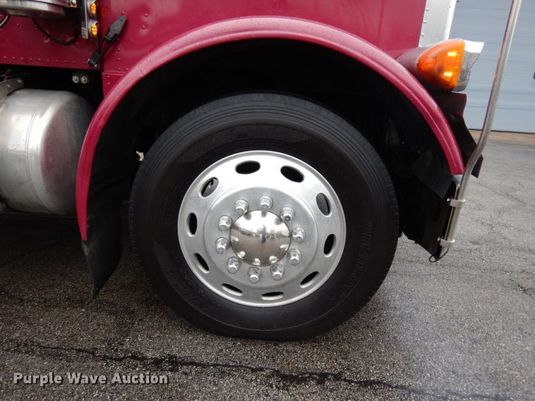 image for item HD9116 2004 Peterbilt 379  semi truck