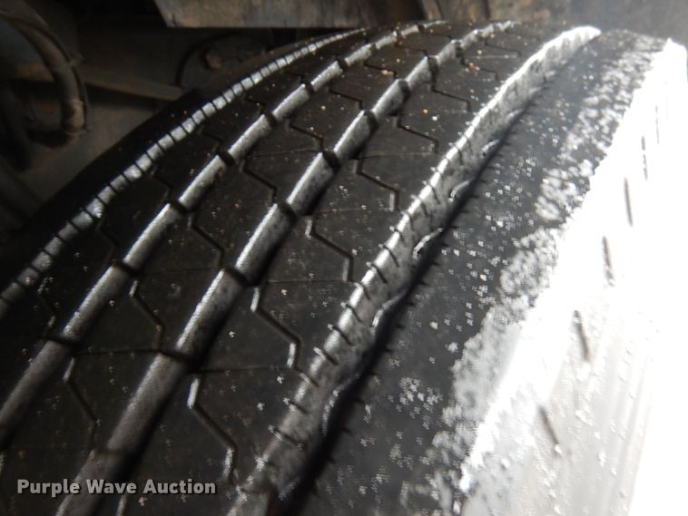 image for item HD9116 2004 Peterbilt 379  semi truck