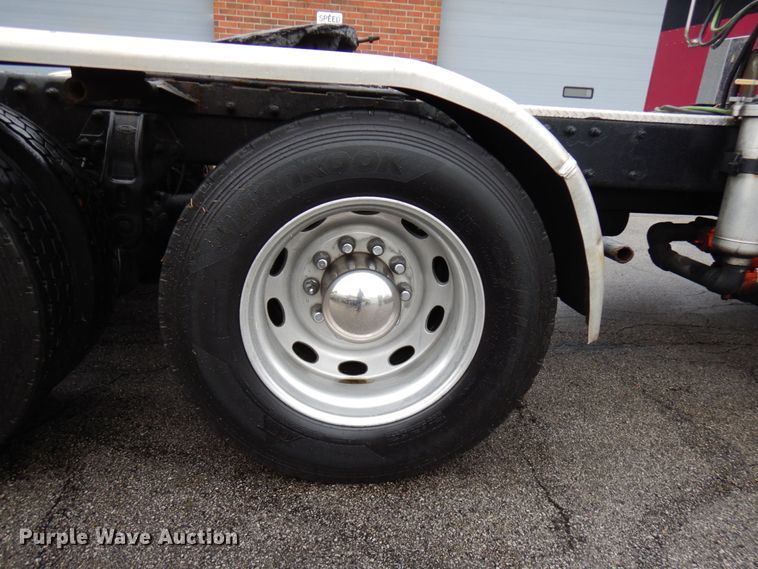 image for item HD9116 2004 Peterbilt 379  semi truck