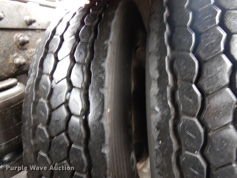 image for item HD9116 2004 Peterbilt 379  semi truck