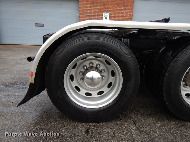 image for item HD9116 2004 Peterbilt 379  semi truck