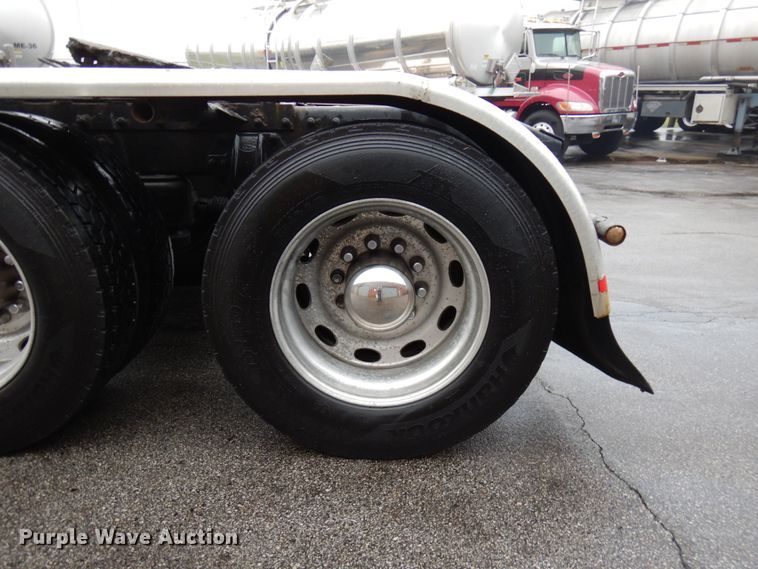 image for item HD9116 2004 Peterbilt 379  semi truck