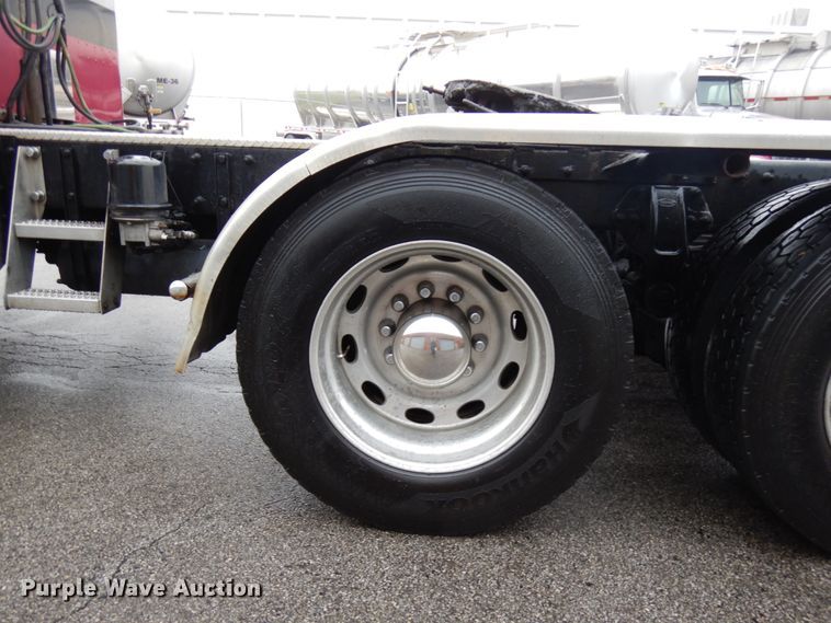 image for item HD9116 2004 Peterbilt 379  semi truck