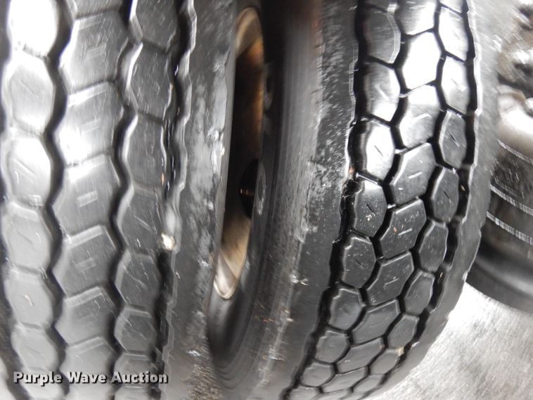 image for item HD9116 2004 Peterbilt 379  semi truck