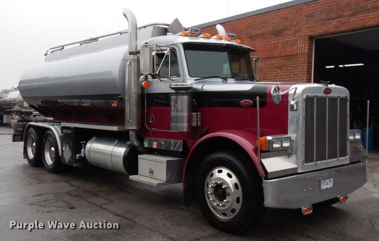 image for item HD9117 1999 Peterbilt 379  fuel truck