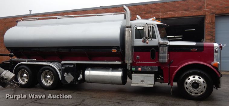 image for item HD9117 1999 Peterbilt 379  fuel truck