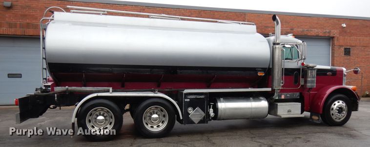 image for item HD9117 1999 Peterbilt 379  fuel truck