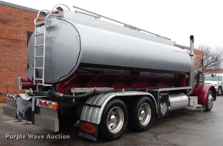 image for item HD9117 1999 Peterbilt 379  fuel truck