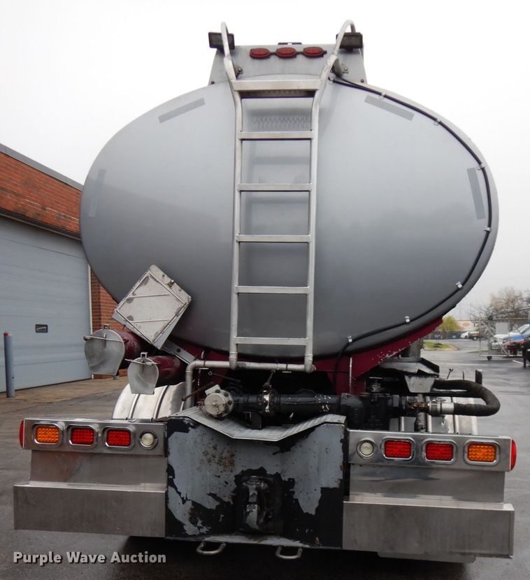 image for item HD9117 1999 Peterbilt 379  fuel truck