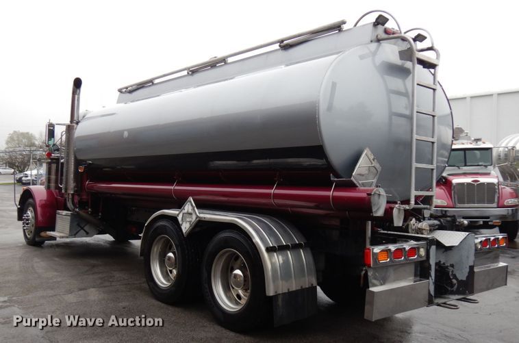 image for item HD9117 1999 Peterbilt 379  fuel truck