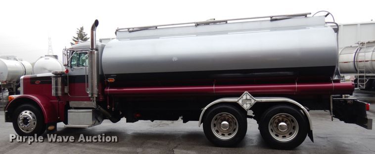 image for item HD9117 1999 Peterbilt 379  fuel truck