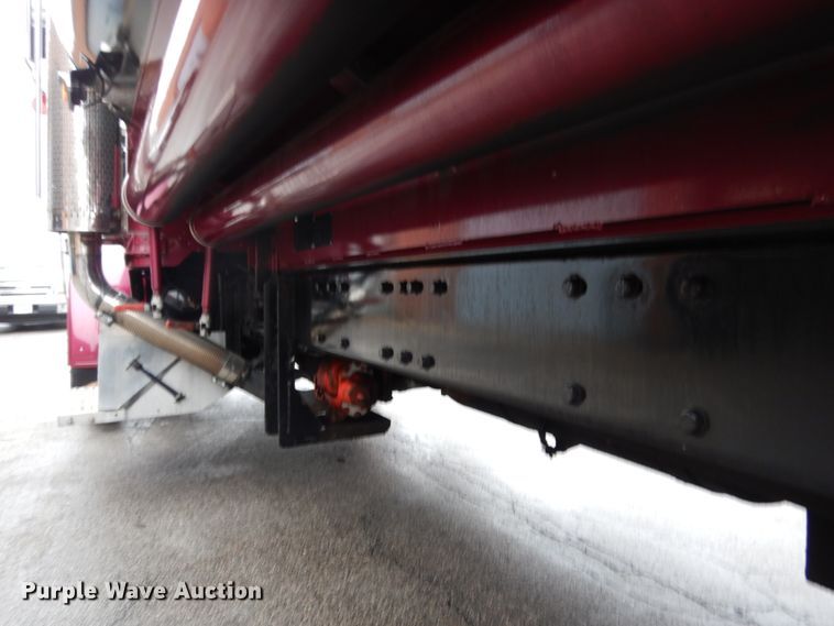 image for item HD9117 1999 Peterbilt 379  fuel truck