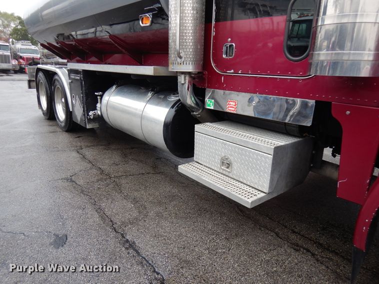 image for item HD9117 1999 Peterbilt 379  fuel truck