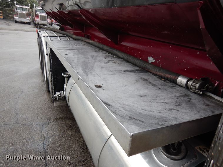 image for item HD9117 1999 Peterbilt 379  fuel truck