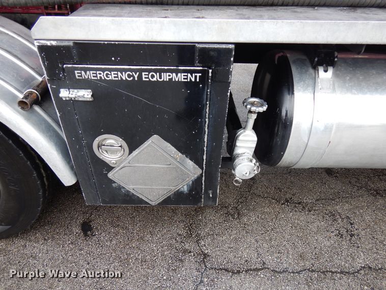 image for item HD9117 1999 Peterbilt 379  fuel truck