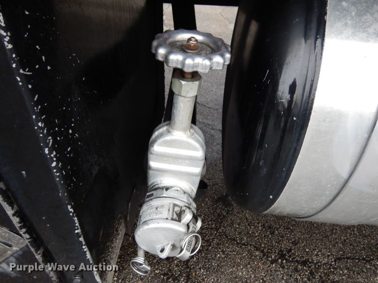 image for item HD9117 1999 Peterbilt 379  fuel truck