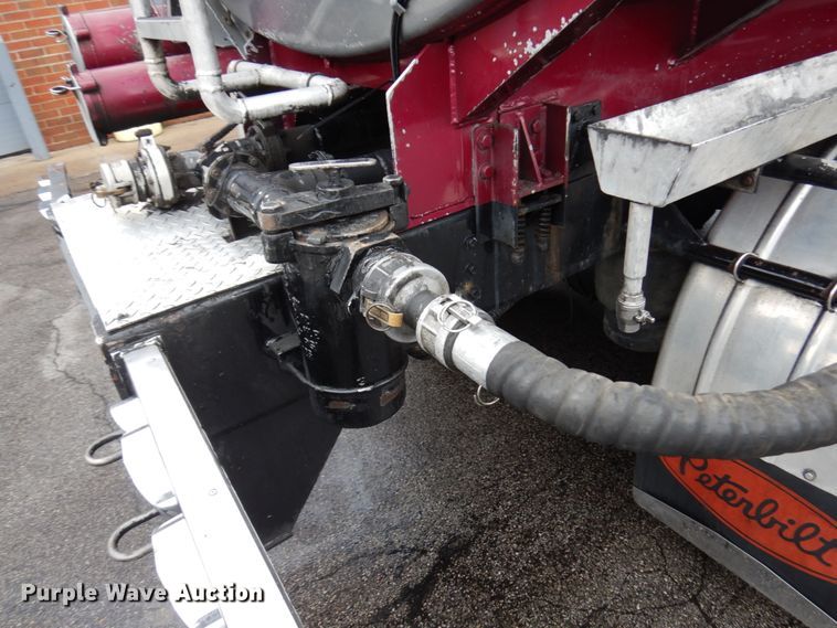 image for item HD9117 1999 Peterbilt 379  fuel truck