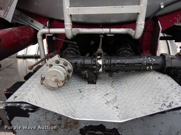 image for item HD9117 1999 Peterbilt 379  fuel truck