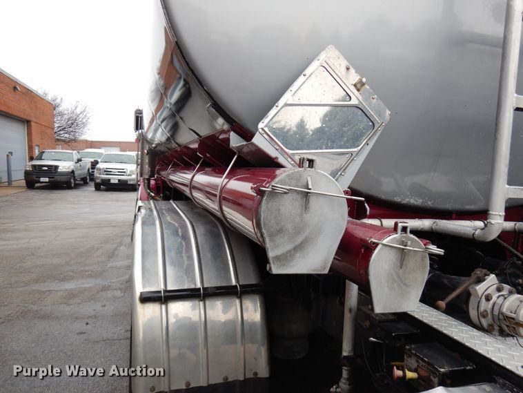 image for item HD9117 1999 Peterbilt 379  fuel truck