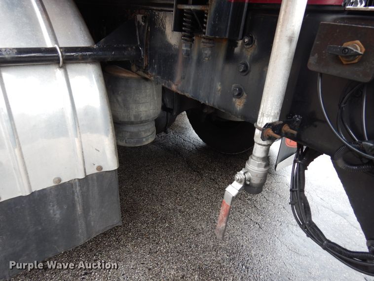 image for item HD9117 1999 Peterbilt 379  fuel truck