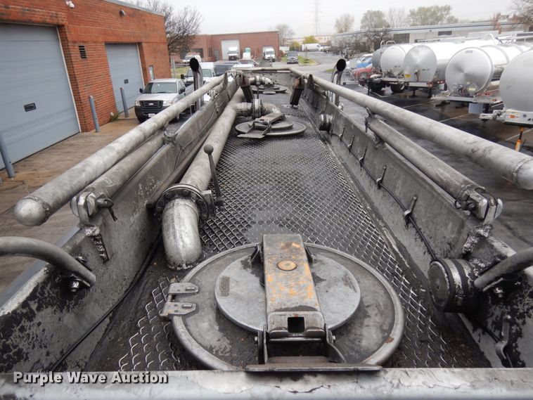 image for item HD9117 1999 Peterbilt 379  fuel truck