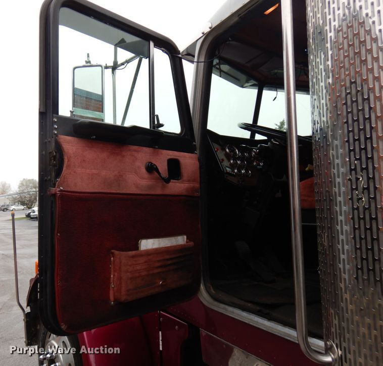 image for item HD9117 1999 Peterbilt 379  fuel truck