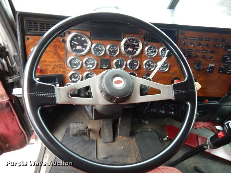 image for item HD9117 1999 Peterbilt 379  fuel truck