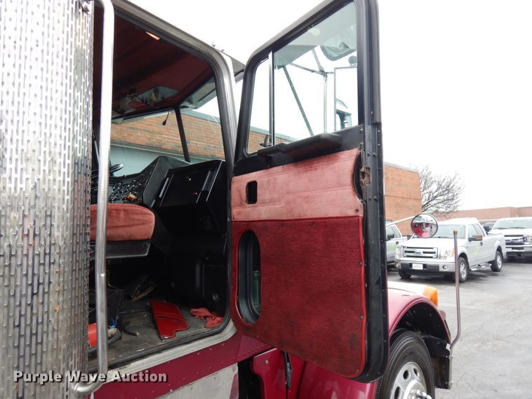 image for item HD9117 1999 Peterbilt 379  fuel truck