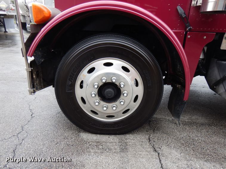 image for item HD9117 1999 Peterbilt 379  fuel truck