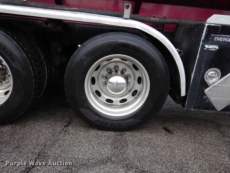 image for item HD9117 1999 Peterbilt 379  fuel truck