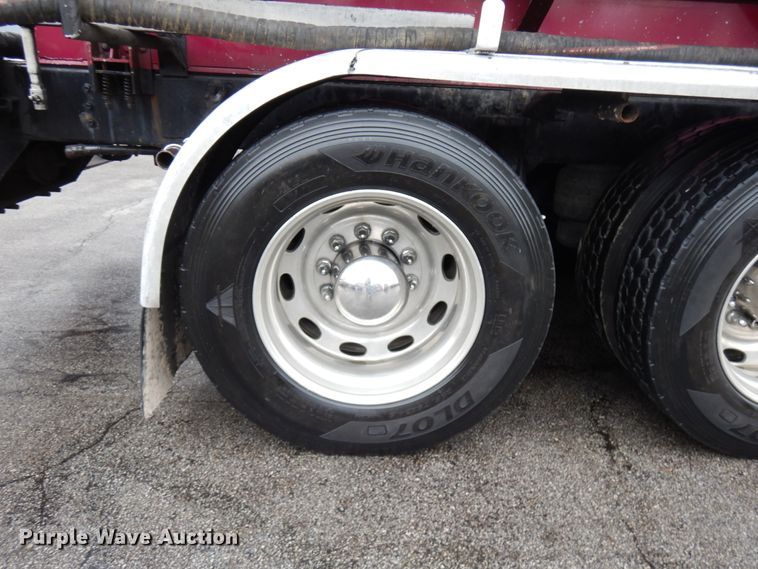 image for item HD9117 1999 Peterbilt 379  fuel truck