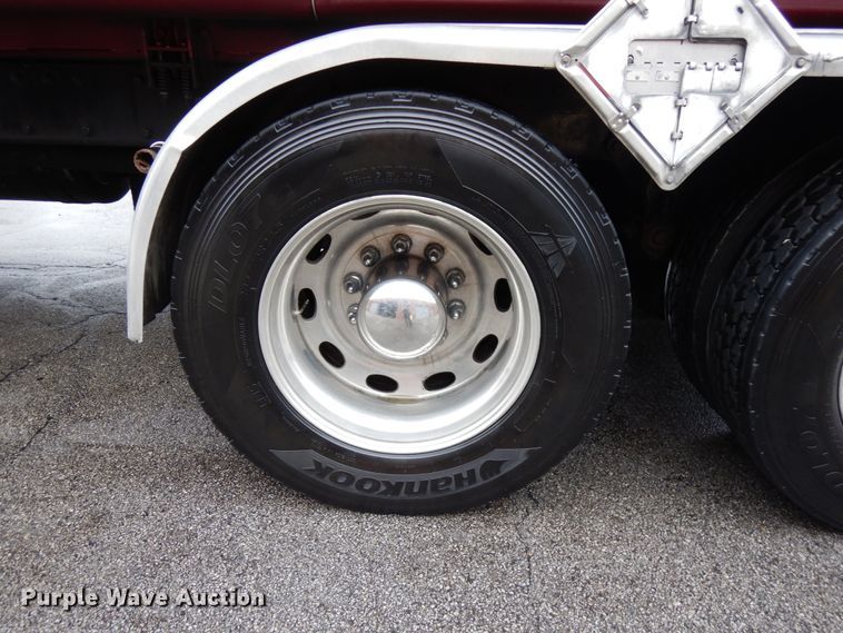 image for item HD9117 1999 Peterbilt 379  fuel truck