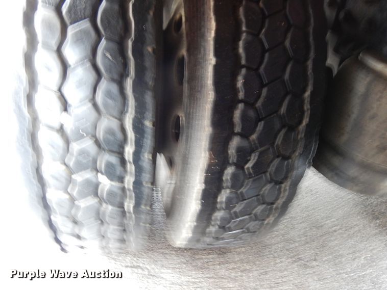 image for item HD9117 1999 Peterbilt 379  fuel truck