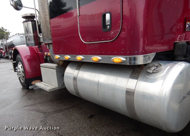 image for item HD9118 2007 Peterbilt 379  semi truck