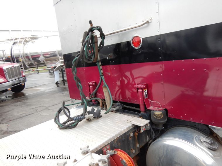 image for item HD9118 2007 Peterbilt 379  semi truck