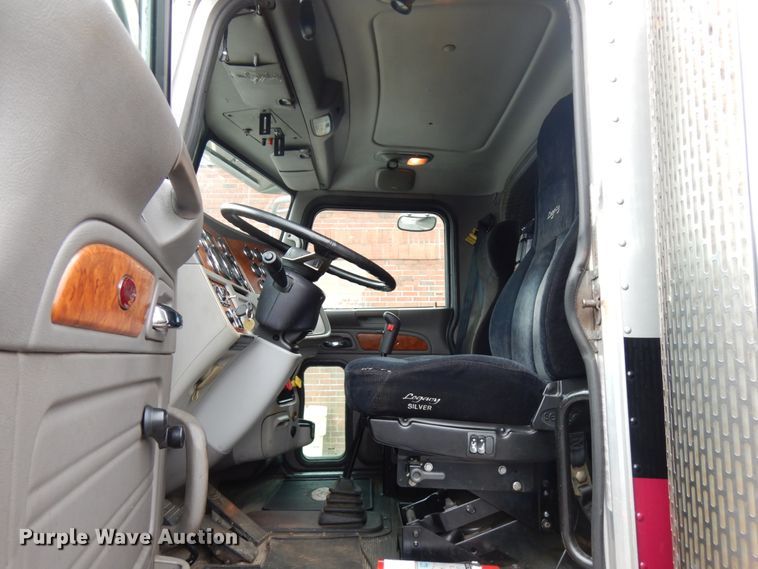 image for item HD9118 2007 Peterbilt 379  semi truck