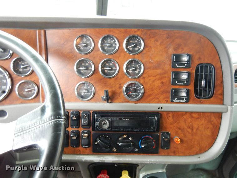 image for item HD9118 2007 Peterbilt 379  semi truck